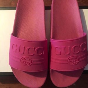 Fuchsia Gucci Logo Slide